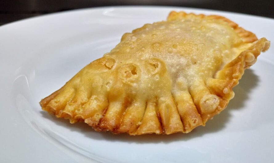 Навчилася у куми, як приготувати вдома справжній, хрусткий чебурек.