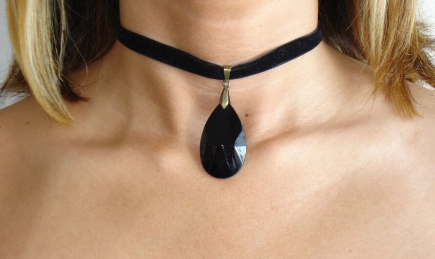 Стильне кольє для кожного: як правильно носити кольє, щоб виглядати шикарно і гармонійно з будь-яким вбранням