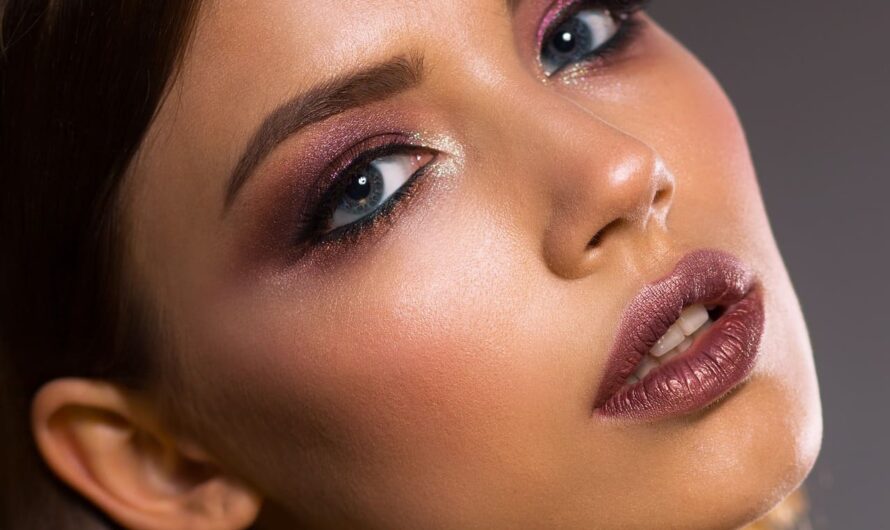 Блискучі тіні чи яскраві губи? Дізнайся, як виділитися на вечірці!