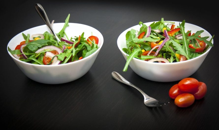 Простой салат с рукколой и помидорами: быстро, вкусно и полезно
