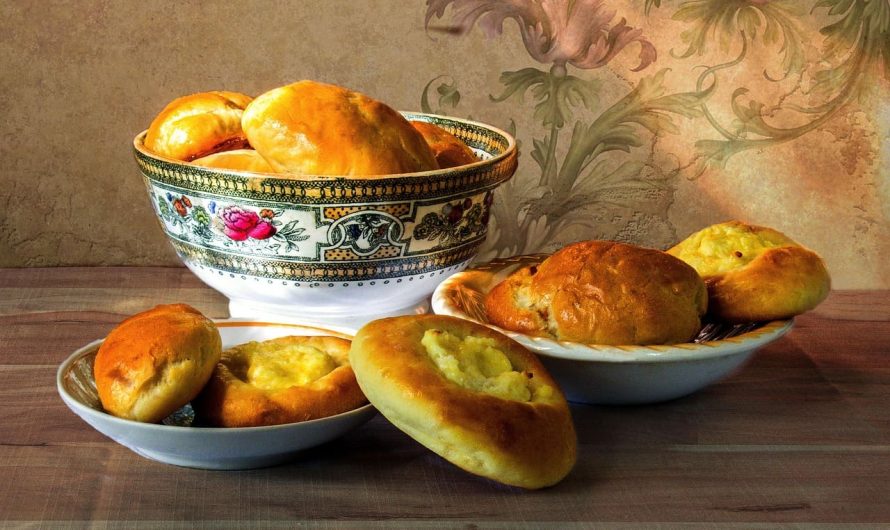 М’які, рум’яні, неймовірно смачні! Як приготувати найкращі пиріжки з картоплею?