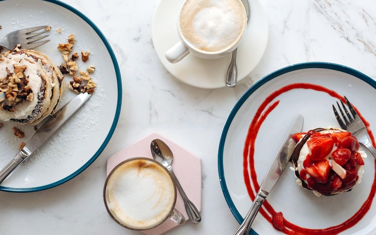 десерт с печеньем и бананами