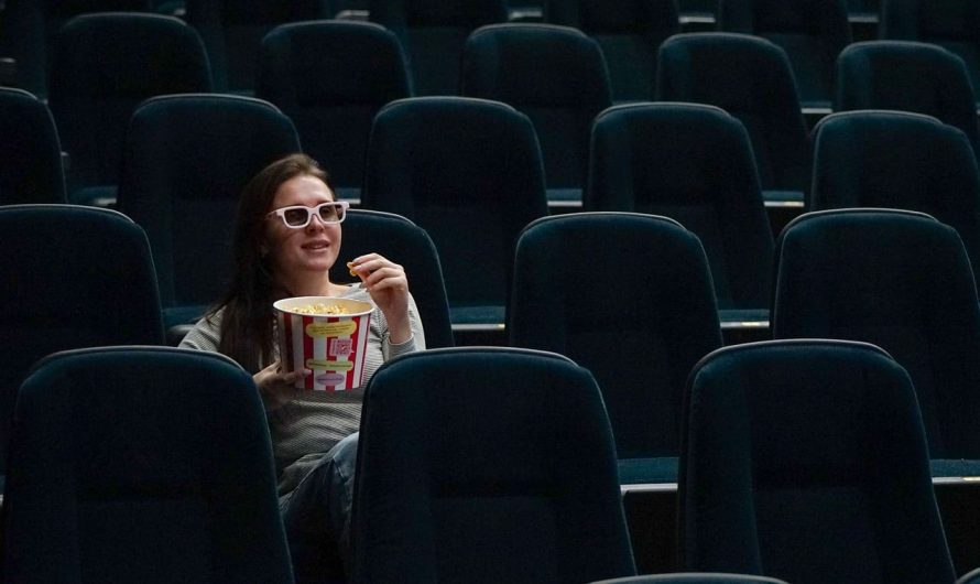 Помилки в одязі, які зіпсують твій похід у кіно – перевір свій лук!