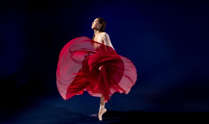 Тренд 2025: прозорі тканини! Як носити їх з розумом і виглядати елегантно?