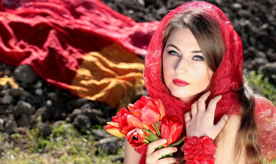 Хустки та шалі – головний тренд сезону! Дізнайтеся, як їх носити правильно