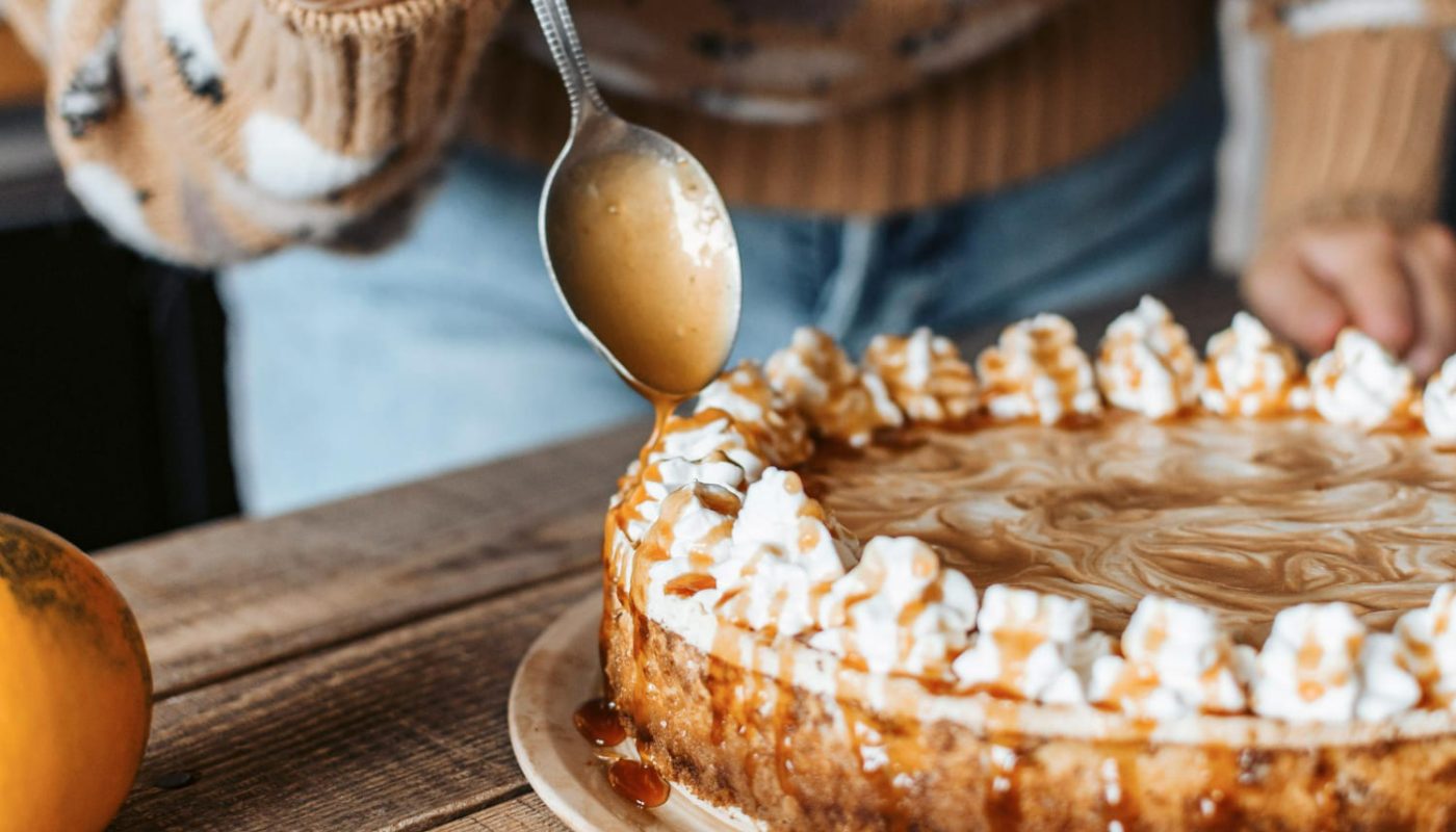 торт із карамеллю