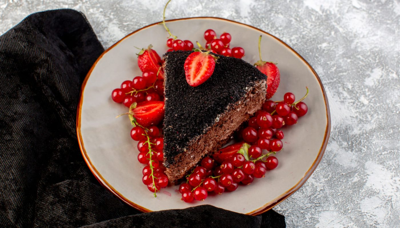 шоколадний чизкейк з полуницею