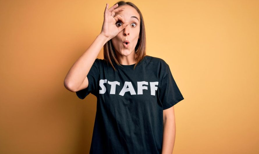 Знову в моді: футболки з логотипами повертаються на вулиці та подіуми