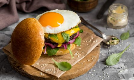бургер с омлетом
