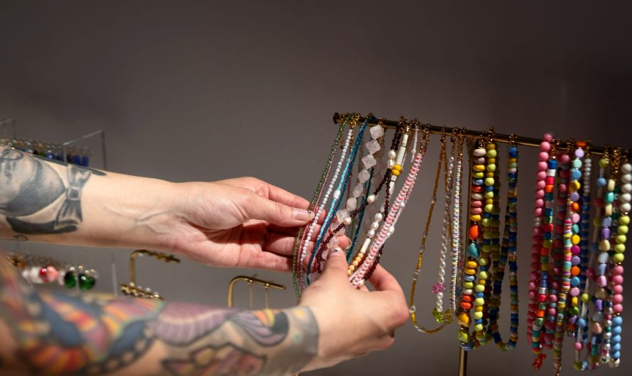 Сережки, ланцюги, браслети: як не переборщити з масивними прикрасами