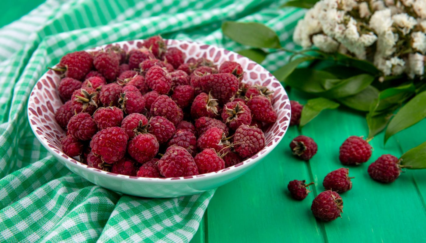 салат из руколи и малины