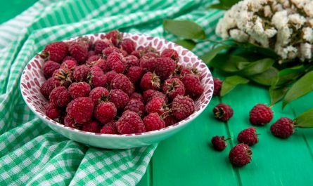 салат із руколи та малини