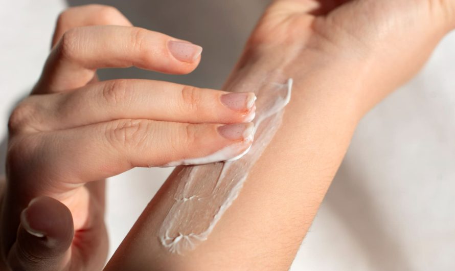 Як не допустити потрісканих рук і сухого обличчя восени та взимку?