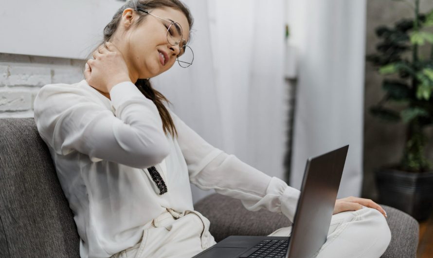Почему болит спина после работы за компьютером: 7 ошибок, которые ты совершаешь ежедневно