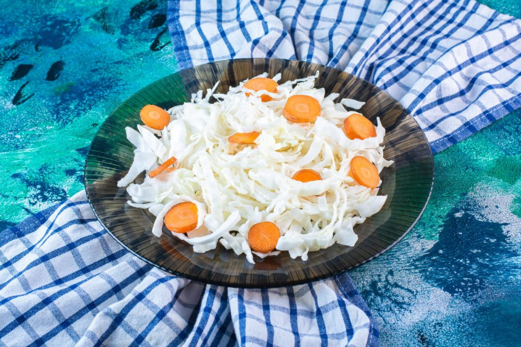салат із квашеної капусти