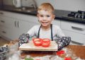 Дитина готує на кухні
