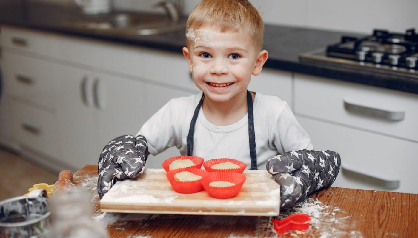 Дитина готує на кухні