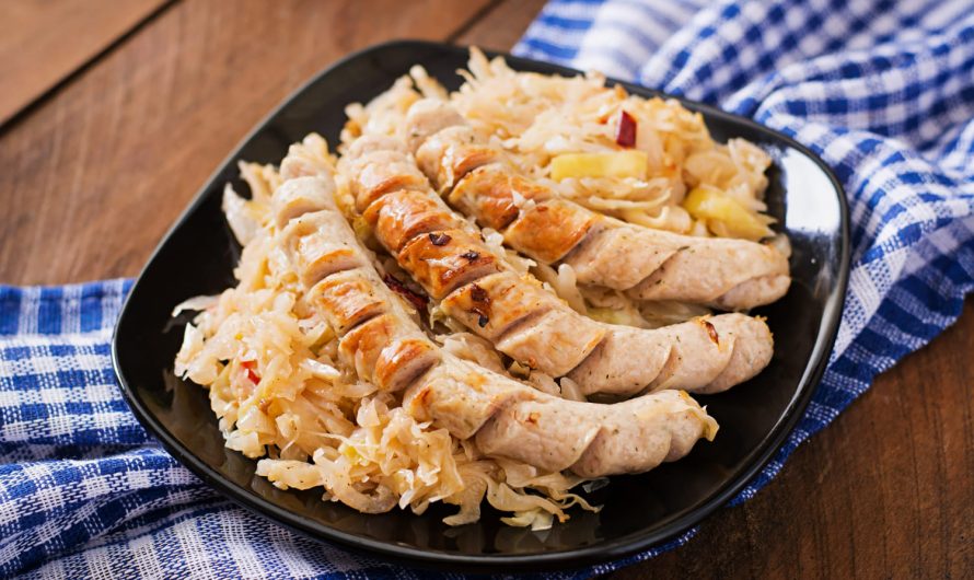 Эта тушеная капуста с колбасками пахнет так, что сбегаются все