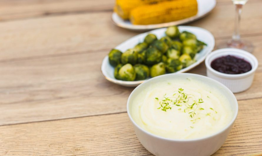 Соус з йогурту та огірка, який чудово смакує до м’яса і овочів
