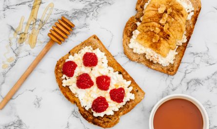 Тости з рікоттою та медом