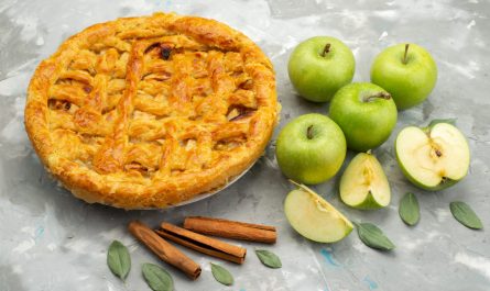 Яблочный пирог с орехами в духовке