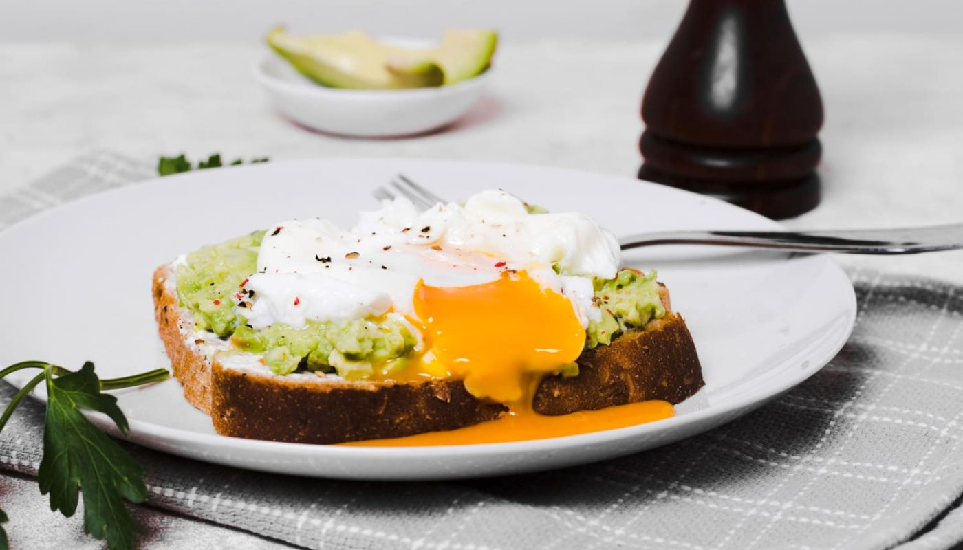 тост з гуакамоле та яйцем