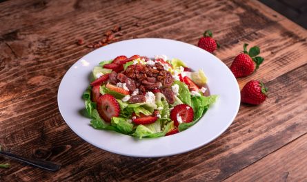 салат с клубникой